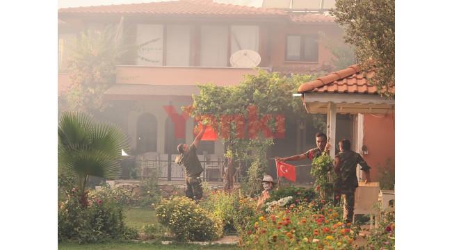 Marmaris'te orman yangınında görevli Azerbaycanlı itfaiyecilerin Türk bayrağı duyarlılığı