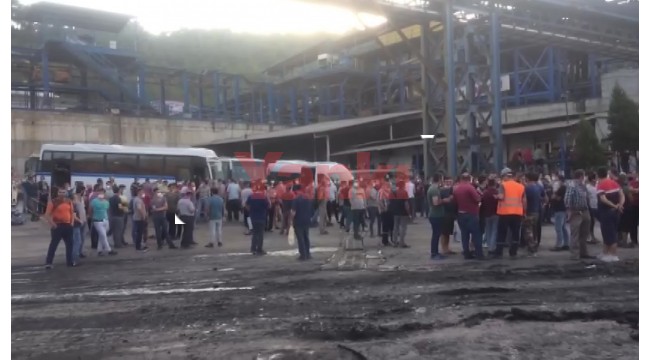 Soma'da madenciler servis araçlarının yolunu kesip eylem yaptı