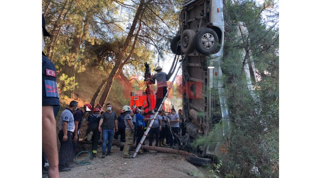 Türbe ziyaretinden dönen kafile kaza yaptı: 8 ölü, 13 yaralı