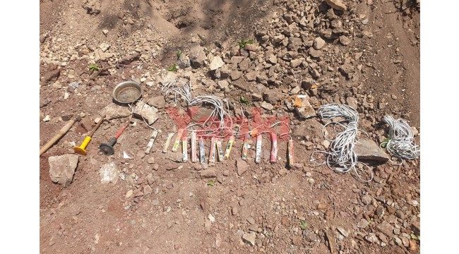 Yakuplar'daki kayalık arazide 13 dinamit lokumu bulundu