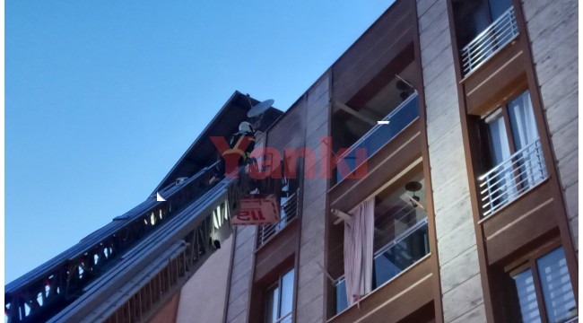 Yanan evini gözyaşlarıyla izledi
