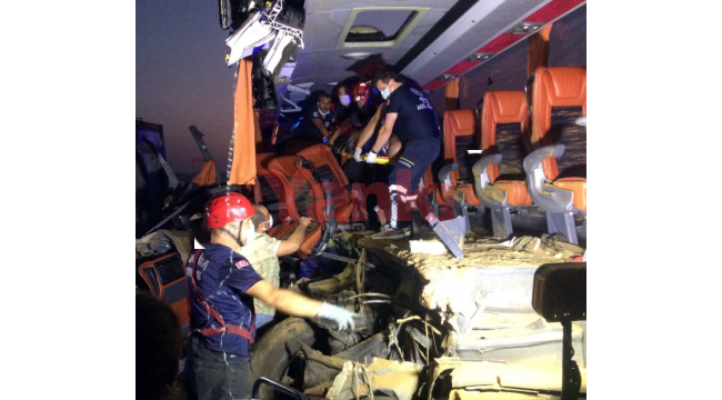 Manisa'da yolcu otobüsü TIR'a çarptı: 6 ölü, 42 yaralı