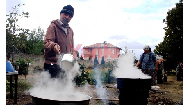 Evlerde doğal pekmez yapımına başlandı