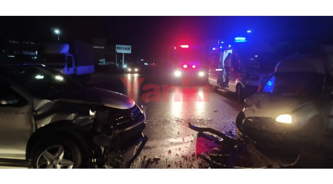 Kemalpaşa'da otomobille hafif ticari araç çarpıştı: 4 yaralı