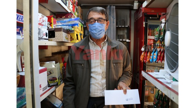 Manisa'da Ülkü Ocakları esnafa "siftah parası" bıraktı