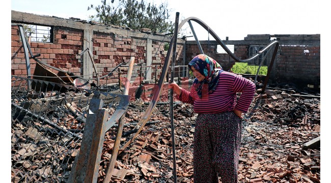 Manisalı besici kadın, yangında telef olan hayvanlarının başında gözyaşı döktü