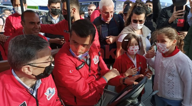 Prof.Dr.Aziz Sancar Turgutlulu öğrencilerin projesini inceledi