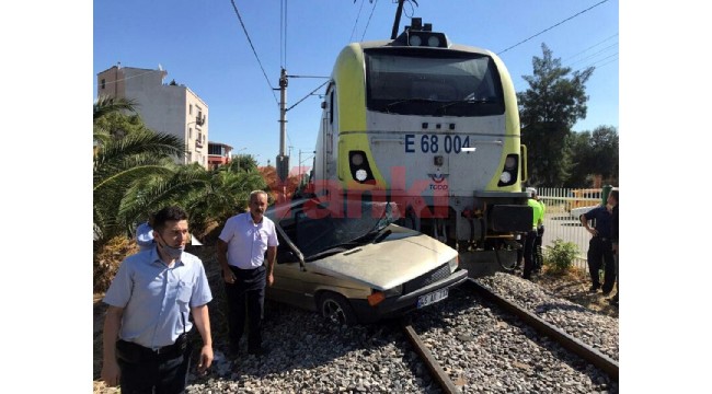 Trenin çarptığı otomobilin sürücüsü hastanelik oldu