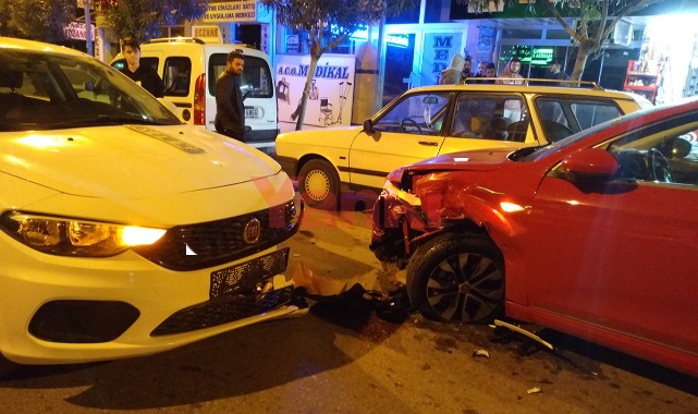 Alkollü sürücünün kullandığı otomobil, park halindeki 6 araca çarptı