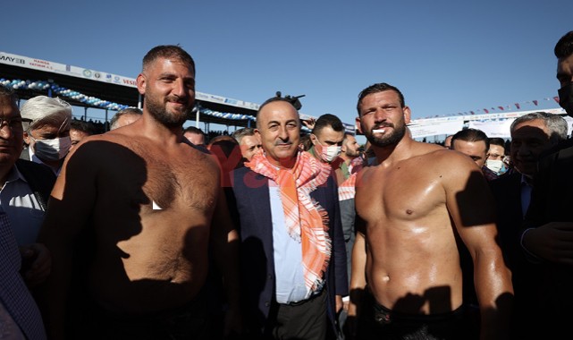 Dışişleri Bakanı Çavuşoğlu, 6. Yuntdağı Yağlı Güreşleri'ni izledi