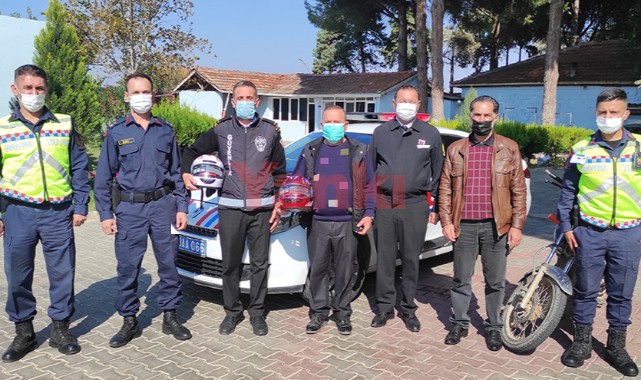 Jandarmadan kaza geçiren motosiklet sürücülerine kask hediyesi