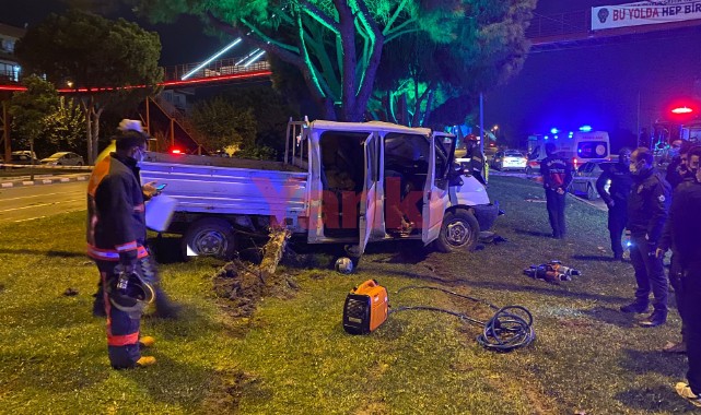 Manisa'da ağaca ve direğe çarpan kamyonetteki 2 kişi öldü