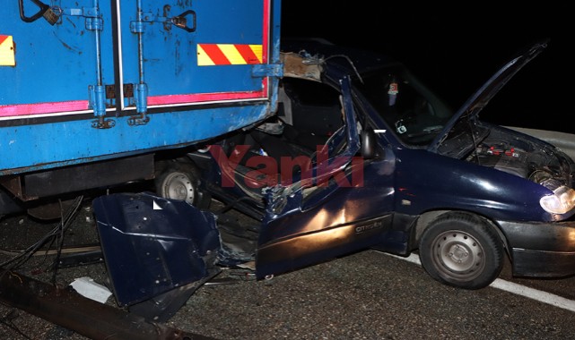 Manisa'da tıra çarpan hafif ticari araç kullanılamaz hale geldi