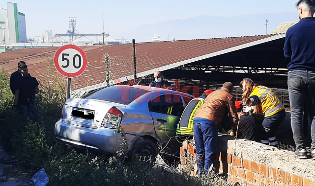 Otomobil fabrikanın duvarına çarptı: 1 yaralı