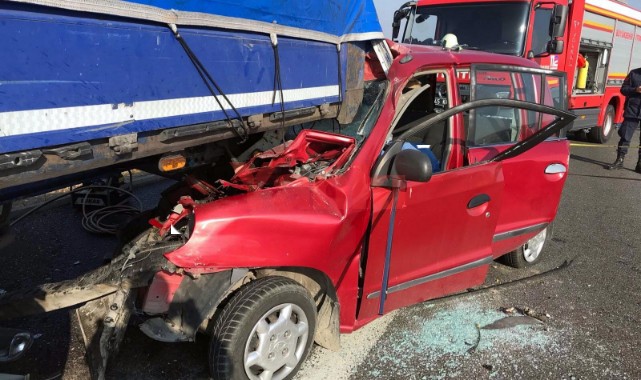 Park halindeki TIR'a çarpan otomobilin sürücüsü öldü