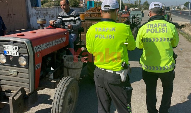 Salihli'de traktör sürücülerine reflektör dağıtıldı