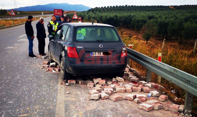 TIR’dan üzerine taşlar düşen otomobil bariyerlere çarptı: 1 yaralı