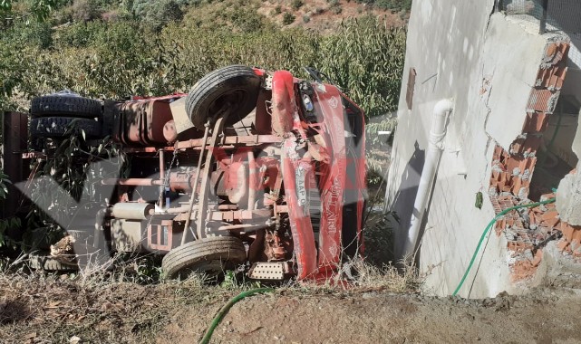 Viraja hızlı giren kamyonet kiraz bahçesine devrildi: 1 yaralı