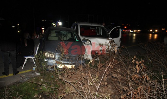 Hafif ticari araç ile otomobilin çarpıştığı kazada 4 kişi yaralandı