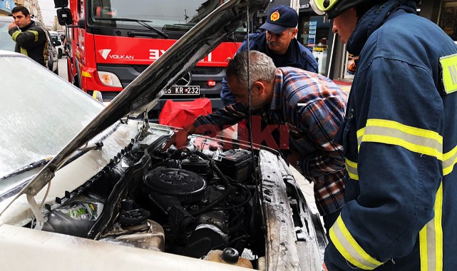 Hareket halindeki araç alev aldı, yardıma esnaflar koştu