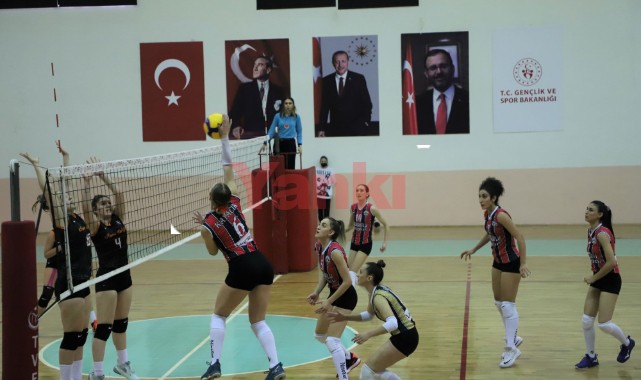  Kadın Voleybol Takımı Galibiyet Serisini Bozmadı