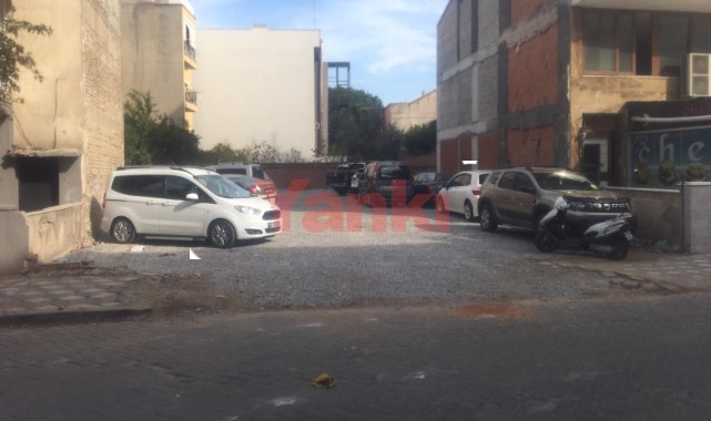 Kendi arsasını ücretsiz otoparka çevirdi