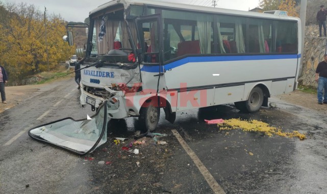 Manisa'da kamyona çarpan midibüsteki 7 kişi yaralandı