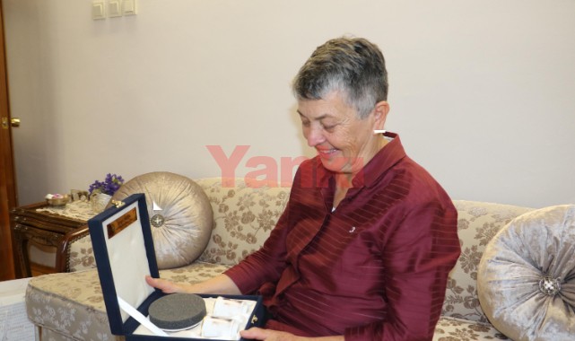 Safiye Öğretmen, Başkan Ergün'ün sürprizi ile duygulandı