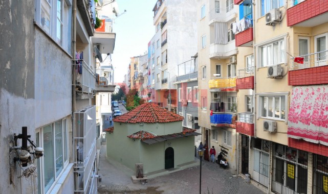 Sokağı ikiye bölen türbe görenleri şaşırtıyor
