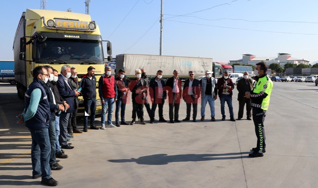 Trafik polisleri, tır sürücülerine bilgilendirici broşür dağıttı