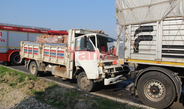 Turgutlu yolunda kamyonetin tıra çarpması sonucu 1 kişi yaralandı
