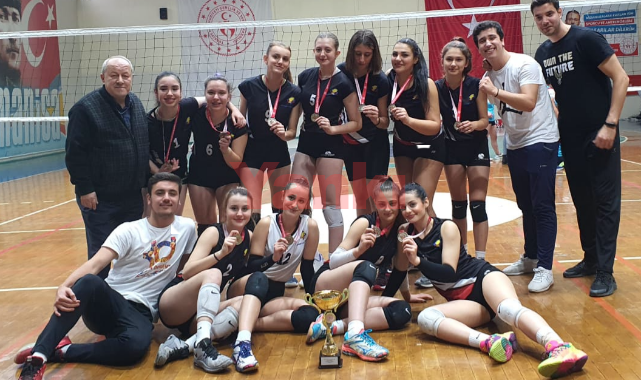 Final Anadolu Lisesi genç kızlar voleybolda Manisa şampiyonu