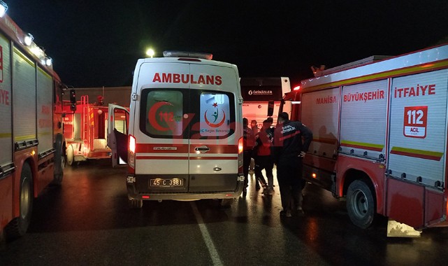 Otobüsle çarpışan tırın şoförü sıkıştığı yerden yaralı kurtarıldı