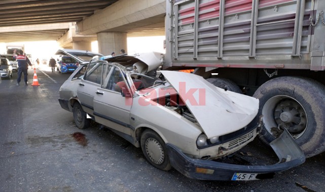 TIR'a çarpan otomobildeki 4 kişi yaralandı