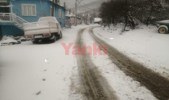 Turgutlu'nun kırsal 8 mahallesinde ulaşıma kar engeli