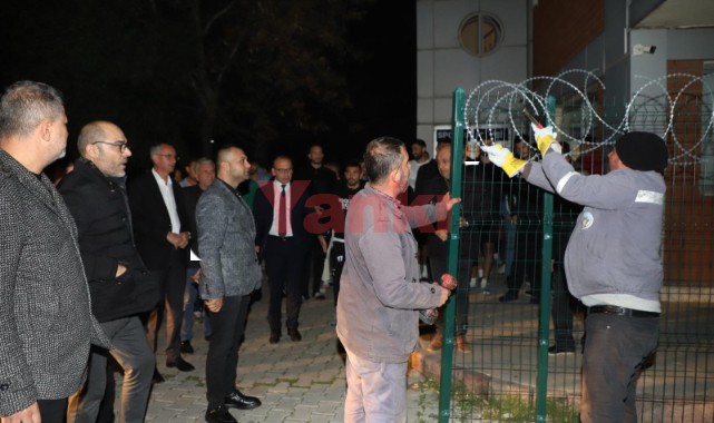 Turgutluspor tesislerindeki tel örgüler söküldü
