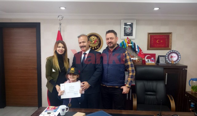 Yarışmada dereceye giren öğrenci ödülünü müdür Tutak'tan aldı