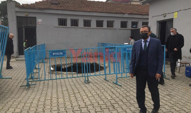 İlkokulun bahçesinde 2 metre derinliğinde çökme 