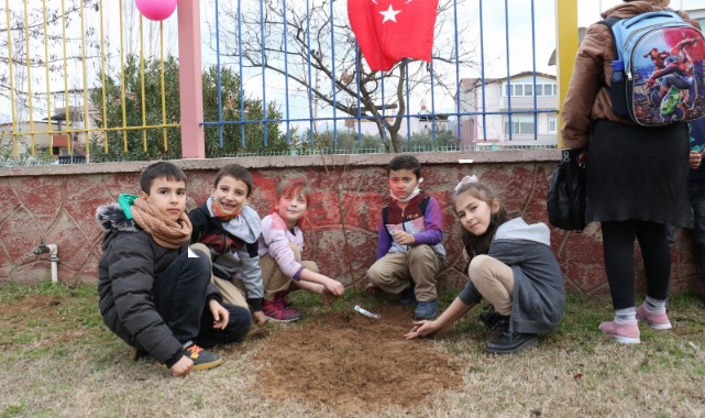 Minikler fidanlarını toprakla buluşturdu