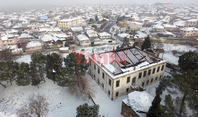 Tarihi konaklarıyla ünlü Kula'da kar güzelliği