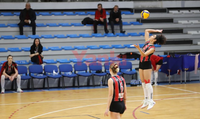 Belediye Kadın Voleybol Takımı Evinde Mağlup