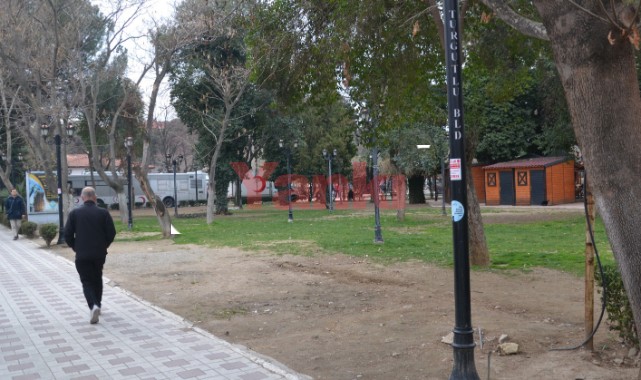 Bankamatiklerin kaldırıldığı Orta Park, yeşillendirilmeyi bekliyor