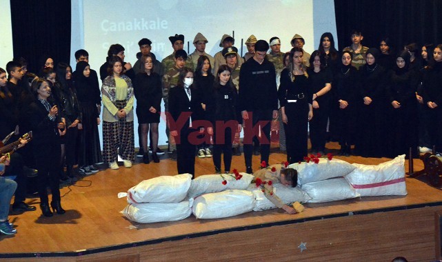 “Çanakkale Geçilmez” programı ayakta alkışlandı