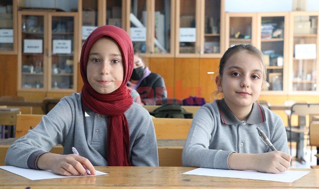 İstiklal Şairi'ni kompozisyonla anlatıp bağışla örnek aldılar