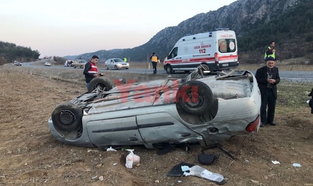 Manisa'da devrilen otomobildeki 5 kişi yaralandı