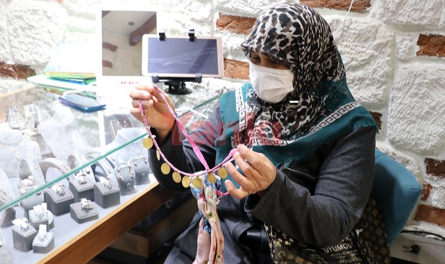 Yıllardır biriktirdiği altınlarını gözyaşları içinde teslim aldı
