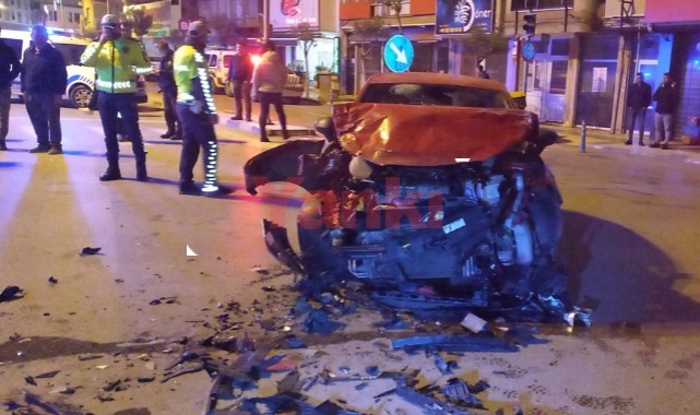 Ambulansla otomobil çarpıştı: 3 yaralı