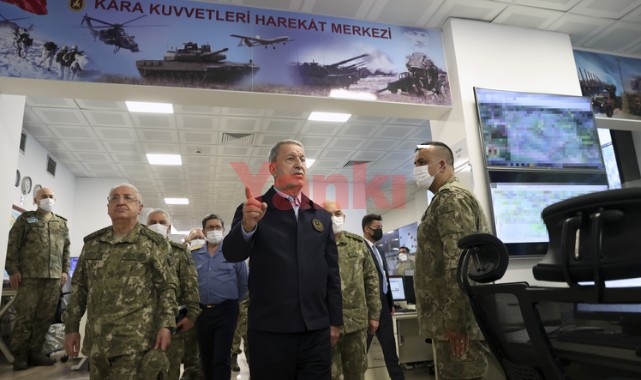 Bakan Akar, 'Pençe Kilit Operasyonu'nu komuta kademesiyle Harekat Merkezi'nden yönetti