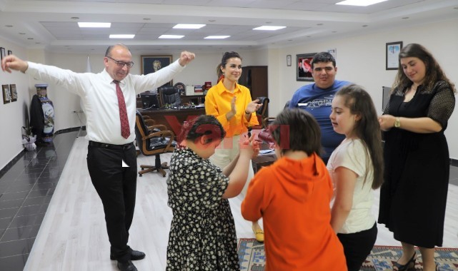 Başkan Akın özel çocuklarla dans etti