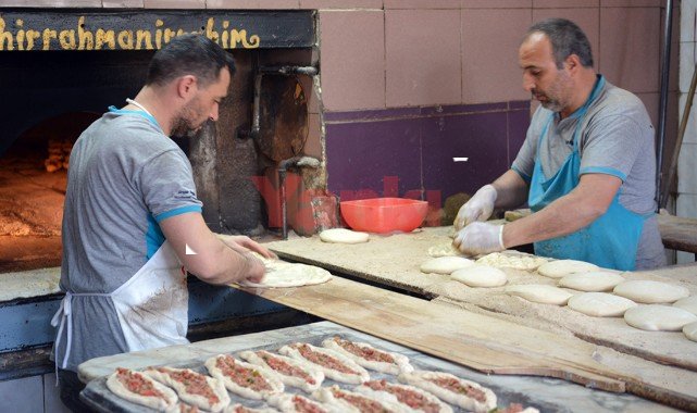 Bir ramazan geleneği: 'Sıcak pide kuyruğu'